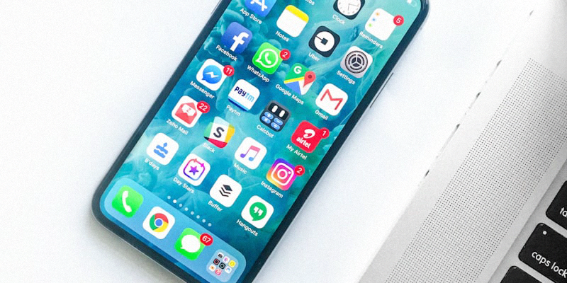 iPhone手机屏幕上显示从App Store搜索并安装快连VPN应用的过程
